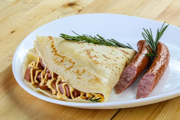 Pfannkuchen Mit Wurstscheiben Und Senfsauce — Stockfoto