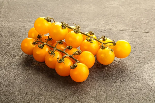 Cabang Dengan Tomat Cherry Kuning Segar — Stok Foto