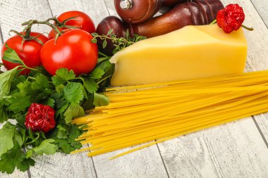 Çiğ İtalyan spagetti yığını, peynir ve sebzeli.