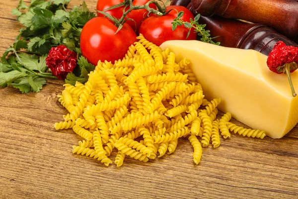 Pâtes Italiennes Crues Fusilli Pour Cuisiner Avec Des Légumes — Photo