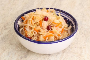 Havuçlu mayalanmış lahana kasede lahana.