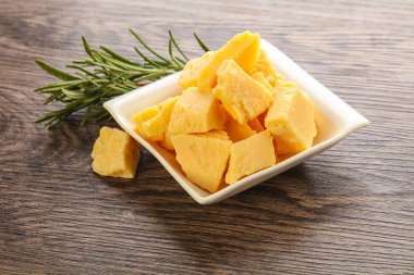 Kasede lezzetli parmesan peyniri parçaları var.