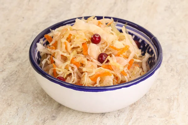 Havuçlu mayalanmış lahana kasede lahana.