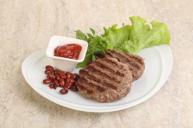 Domates soslu ızgara sığır burger pirzolası