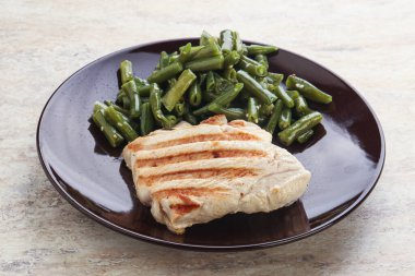 Yeşil fasulyeli ızgara hindi bifteği.