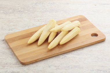 Çiğ organik mısır yığını.