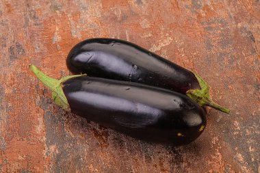 İki taze çiğ patlıcan pişirmek için izole edilmiş.