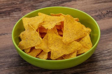 Meksika mısır cipsi üçgen yığını.