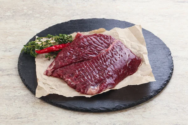 Izgara için çiğ pala bifteği kekik servis edilir.,