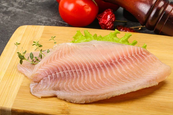 Pişirmek için çiğ tilapia balığı filetosu.