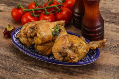 Tatlı ve baharatlı soslu tavşan yahnisi.