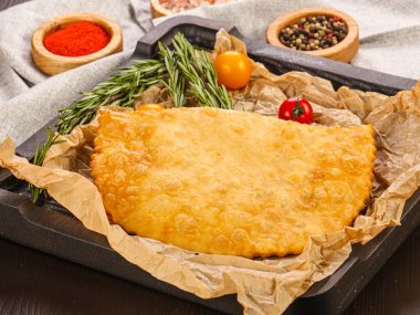 Geleneksel Rus atıştırması - Etli kızarmış Cheburek