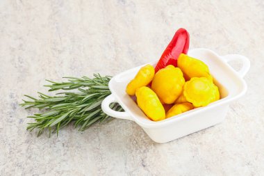 Turşulu sarı pastanın içinde doğal atıştırmalıklar.