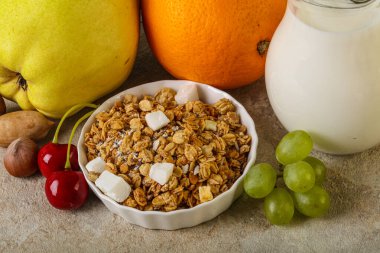 Organik granola ve sütle kahvaltı