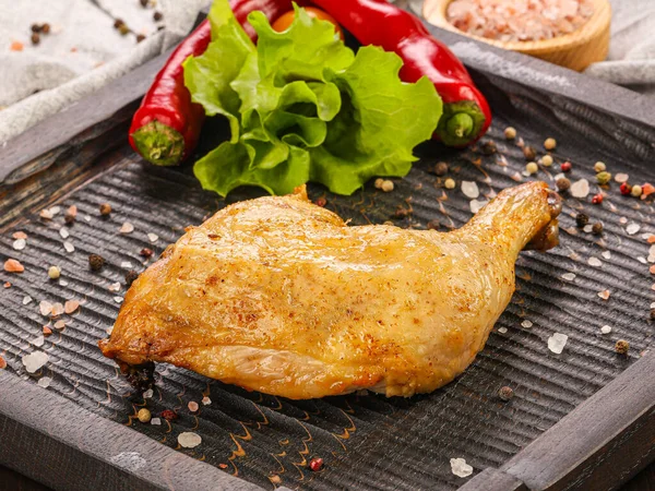 Otlar ve baharatlar kavrulmuş tavuk budu 