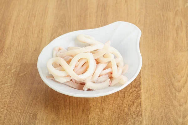 Terbiye edilmiş mürekkep balığı kasede atıştırmalık.