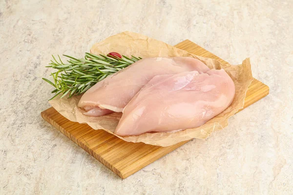 Güvertede pişirmek için çiğ tavuk göğsü filetosu.