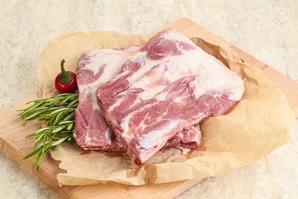 Güvertede pişirmek için çiğ domuz kaburgası.