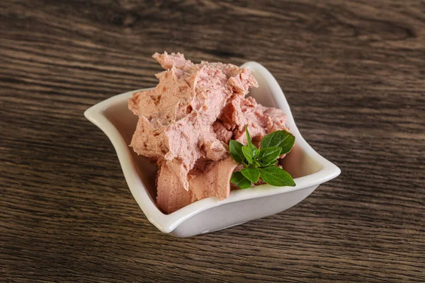 Karaciğer ezmesi kasede fesleğen yaprağı servis edilir.