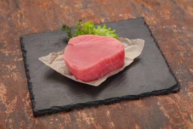 Çiğ ton balığı bifteği pişirmeye hazır.