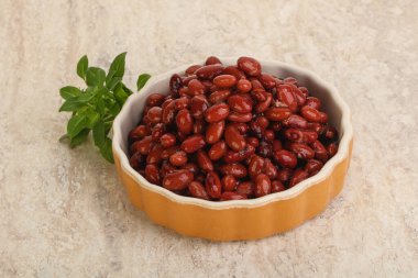 Fesleğende kırmızı böbrek fasulyesi vardı.