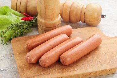 Atıştırmalık olarak et sosisi. Kahvaltı aperatifi.