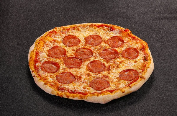 Olasz Hagyományos Pizza Pepperoni Kolbásszal — Stock Fotó