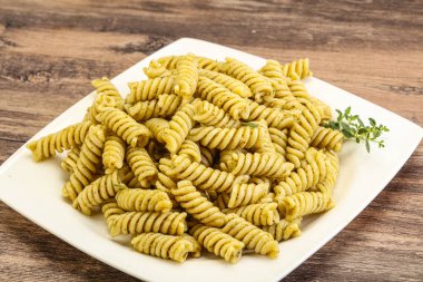 Pesto soslu İtalyan makarnası.