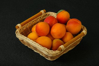 Taze, tatlı, birkaç kayısı meyvesi.