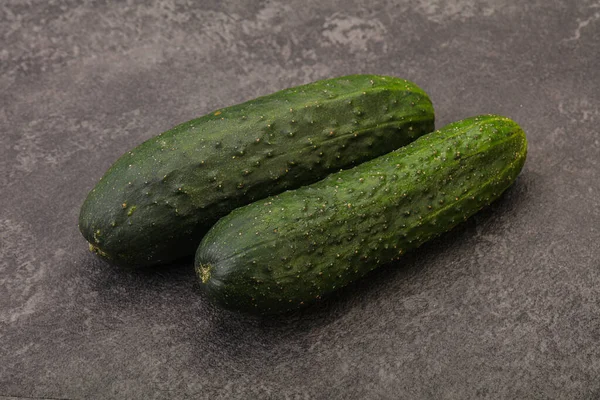 Olgun Organik Doğal Yeşil Salatalık Yalıtılmış — Stok fotoğraf