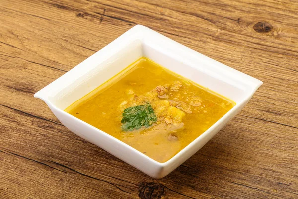 Füme et ve sebzeli bezelye çorbası.