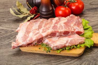 Pişirmek için çiğ domuz eti.