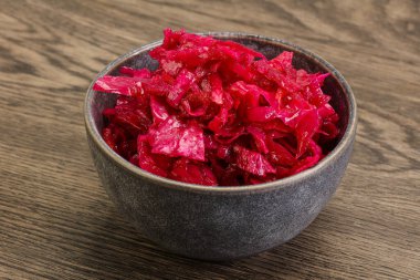 Kasede pancar kökü olan marine edilmiş kırmızı lahana.