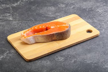 Pişirmek için çiğ somon bifteği.