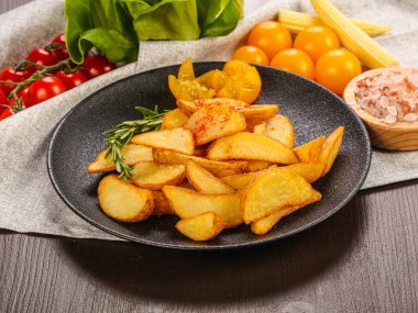 Patates kızartması tabakta lezzetli patates