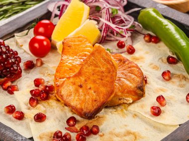 Limon ve nar tohumlu ızgara somon bifteği.