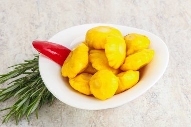 Turşulu sarı pastanın içinde doğal atıştırmalıklar.