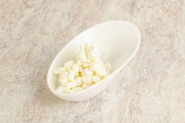 Kahvaltı için kâsede tahıllı süzme peynir.