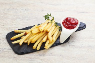 Kızarmış patates ve domates sosu.