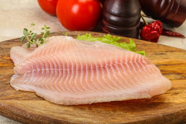 Pişirmek için çiğ tilapia balığı filetosu.