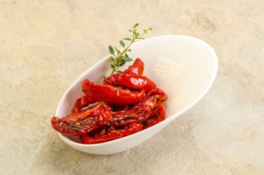 Zeytinyağlı, güneşte kurutulmuş domates, otlar ve baharatlar.