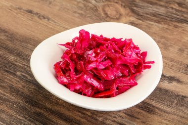 Kasede pancar kökü olan marine edilmiş kırmızı lahana.