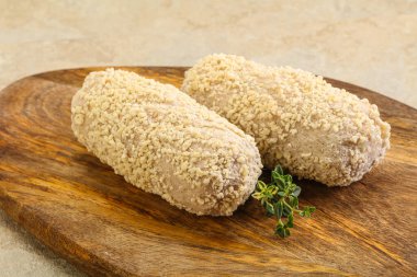 Fırında pişmemiş tavuk pirzolası.