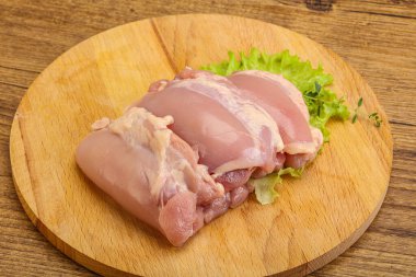 Pişirmek için çiğ tavuk kemiksiz ve derisiz bacak
