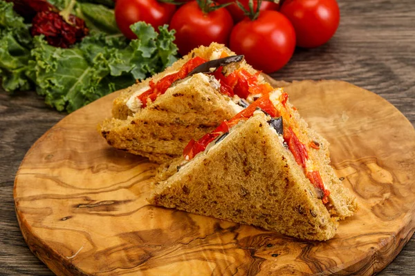 Sanduíche Clube Vegetariano Com Berinjela Queijo — Fotografia de Stock