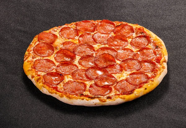 Olasz Hagyományos Pizza Pepperoni Kolbásszal — Stock Fotó