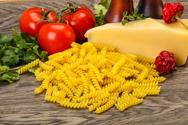 Rauwe Italiaanse Pasta Fusilli Voor Het Koken Met Groenten — Stockfoto