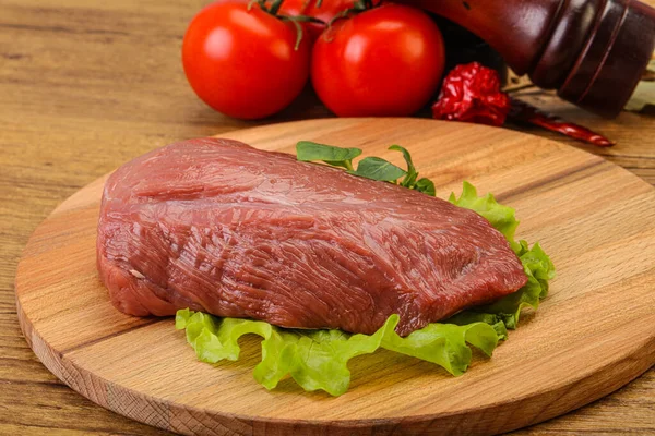 Pişirmek için çiğ et parçası.