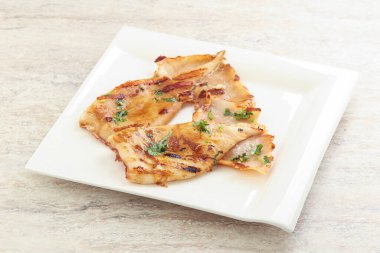 Unagi soslu ve otlu ızgara kalamar.