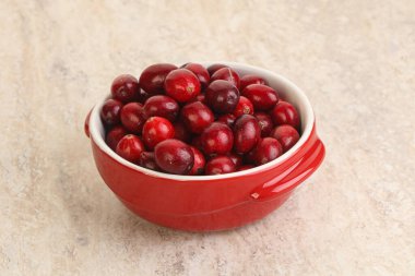 Olgun tatlı tatlı taze kızılcık kasede